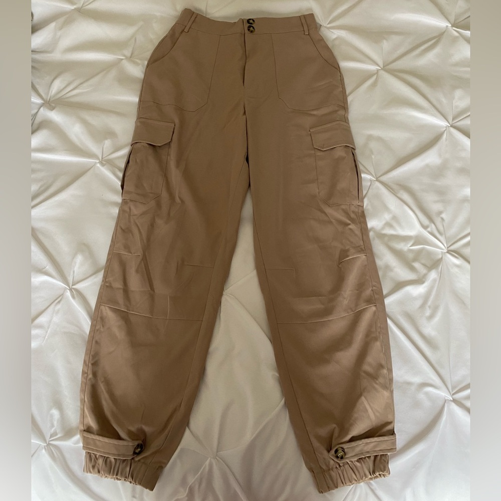 Forever 21 women’s cargo jogger pants. Size M
